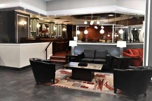 Et opholdsområde på Ramada by Wyndham Jacksonville Hotel & Conference Center