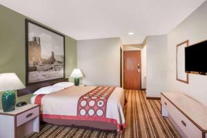 Postel nebo postele na pokoji v ubytování Super 8 by Wyndham Socorro