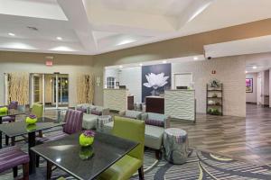 una hall con tavoli e sedie e una sala d'attesa di La Quinta by Wyndham Phoenix Scottsdale a Scottsdale