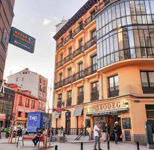 The surrounding neighborhood or a neighborhood close to a hosteleket