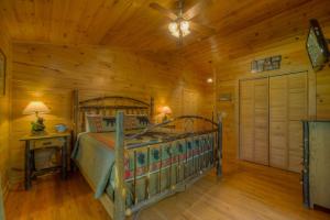a bedroom with a bed in a log cabin at Skyline Lodge in Blue Ridge