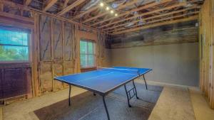 una mesa de ping pong en una habitación en una casa en Sunset Lodge, en Blue Ridge 11 fotos más