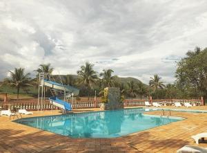 una piscina con un tobogán en un complejo en Pousada Pontal do Lago en Carmo do Rio Claro