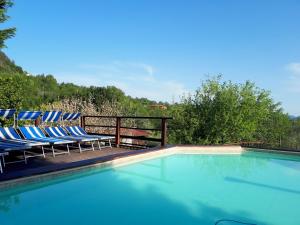 Cozy Holiday Home with Swimming Pool near Lake in Liguria tesisinde veya buraya yakın yüzme havuzu