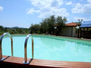 Piscine de l'établissement Cozy Holiday Home with Swimming Pool near Lake in Liguria ou située à proximité