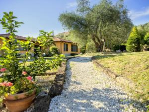 Galeriebild der Unterkunft Cozy Holiday Home with Swimming Pool near Lake in Liguria in Bolano