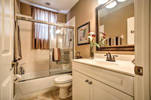 Un baño de Tranquil Punta Gorda Condo with Lanai and Marina Views 22 fotos más