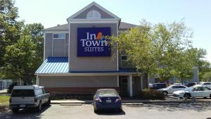 a building with a sign that reads in tower suites at Intown Suites Extended Stay Newport News VA - North in Newport News