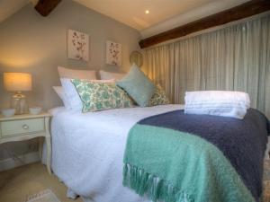 Postel nebo postele na pokoji v ubytování Bobble Cottage