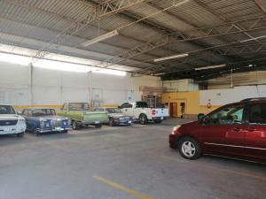 eine Gruppe von Autos, die in einer Garage geparkt sind in der Unterkunft Hotel Gya Express in Aguascalientes