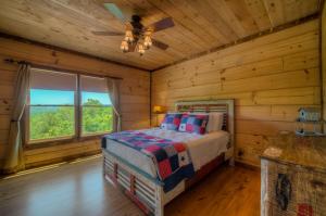 En eller flere senge i et værelse på Sleepy Bear Hideaway