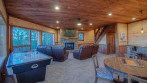 una sala de estar con mesa de billar en una cabaña en Triple Vista Mountain Tops, en Blue Ridge 24 fotos más