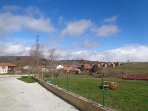 un parque con una carretera y un campo con casas en Albergue Cilleruelo de Bezana, en Cilleruelo de Bezana