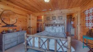 - une chambre avec un lit dans une cabane en bois dans l'établissement Wilderness Way, à Blue Ridge