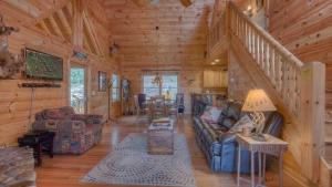 - un salon avec un escalier dans une cabane en bois dans l'établissement Wilderness Way, à Blue Ridge