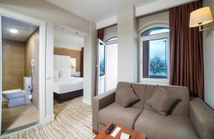 Una cama o camas en una habitación de Radisson Hotel Istanbul Sultanahmet 96 fotos más