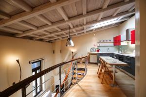 une cuisine avec un escalier menant à une mezzanine dans l'établissement Loft Chania, à La Canée