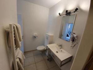 Hôtel Les 3 Terrasses tesisinde bir banyo