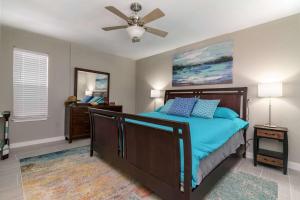 a bedroom with a bed and a ceiling fan at The Lookout - Stewart Cove in Buffalo Gap