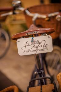 een bord op de voorkant van een fiets bij Bespoke Inn Scottsdale in Scottsdale