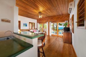 Afbeelding uit fotogalerij van Cocolobo Resort in West End