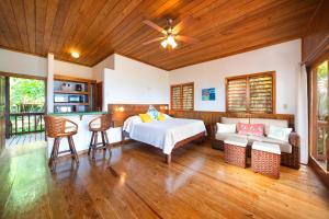 Een bed of bedden in een kamer bij Cocolobo Resort