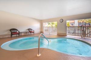 bañera de hidromasaje en el medio de una habitación en La Quinta by Wyndham Clearwater Central, en Clearwater