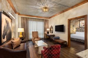 The Brownwood Hotel & Spa في ذا فيلاجيز: غرفة معيشة مع أريكة وسرير