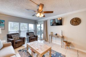 a living room with a couch and a ceiling fan at Emerald Isle in Fort Walton Beach