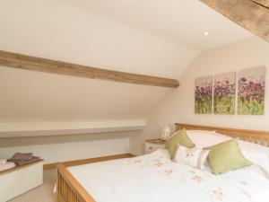 Postel nebo postele na pokoji v ubytování Swallows Cottage