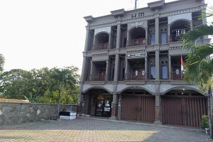 a building with a gate in front of it at KoolKost Syariah near Stasiun Tanjung Karang Lampung in Bandar Lampung
