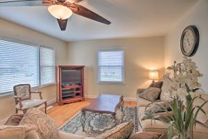 Posezení v ubytování Beautiful Bartlesville Family Home with Game Room!