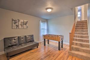 Posezení v ubytování Beautiful Bartlesville Family Home with Game Room!