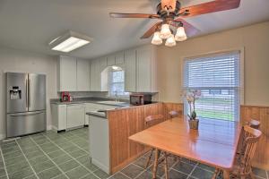uma cozinha com uma mesa e uma ventoinha de tecto em Beautiful Bartlesville Family Home with Game Room! em Bartlesville