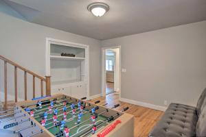 uma sala de estar com uma mesa de matraquilhos em Beautiful Bartlesville Family Home with Game Room! em Bartlesville