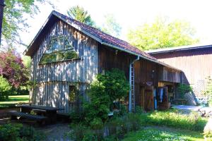 an old barn with a ladder on the side of it at FeWo Schuster in Garlstorf