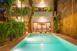 uma piscina numa casa com palmeiras em Caribbean Villa 3BR for 8PPL em Tulum