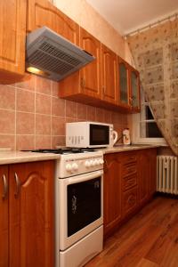 a kitchen with a white stove and a microwave at 7k - Apartmán Zámecký Vrch in Karlovy Vary