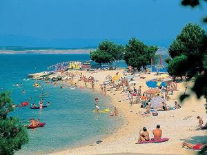 eine große Gruppe von Menschen am Strand in der Unterkunft Apartments Ana - private parking in Crikvenica