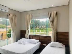 Un pat sau paturi într-o cameră la Serra Village Hotel
