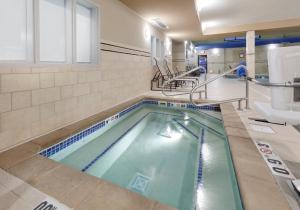einen Pool in einem Krankenhauszimmer in der Unterkunft Holiday Inn Express & Suites Mitchell, an IHG Hotel in Mitchell
