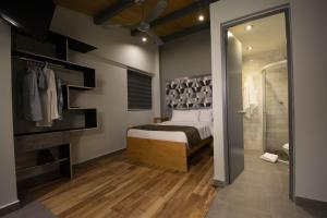 1 dormitorio con 1 cama y ducha a ras de suelo en 2nd Home, en Celaya