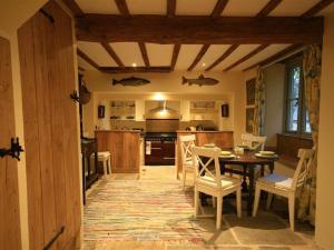 - une cuisine et une salle à manger avec une table et des chaises dans l'établissement Tannery Cottage, à Burford