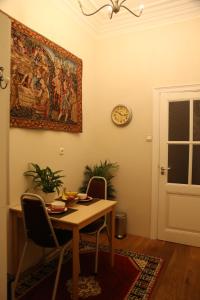 comedor con mesa, sillas y reloj en Antonius Bed and Breakfast en Arnhem