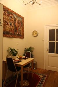 uma sala de jantar com mesa e cadeiras e um relógio em Antonius Bed and Breakfast em Arnhem