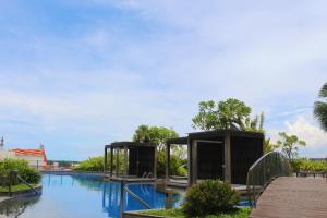 Hồ bơi trong/gần The Luxton Cirebon Hotel and Convention