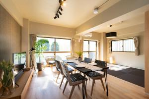 uma sala de jantar e sala de estar com mesa e cadeiras em IMPREST STAY Tokyo Kamata em Tóquio