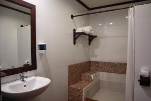Koupelna v ubytování Luang Prabang Legend Hotel