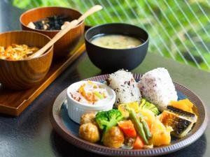 einen Teller mit Reis und Gemüse und eine Schüssel Suppe in der Unterkunft Hotel AreaOne Fukuyama in Fukuyama