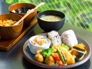 un plato de comida con arroz y verduras y un tazón de sopa en Hotel AreaOne Fukuyama, en Fukuyama